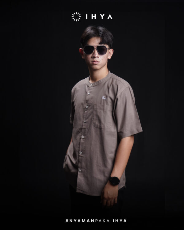 Kemko Azhar Grey – Baju Koko Lengan Pendek Pria Dewasa Abu Abu - Image 4